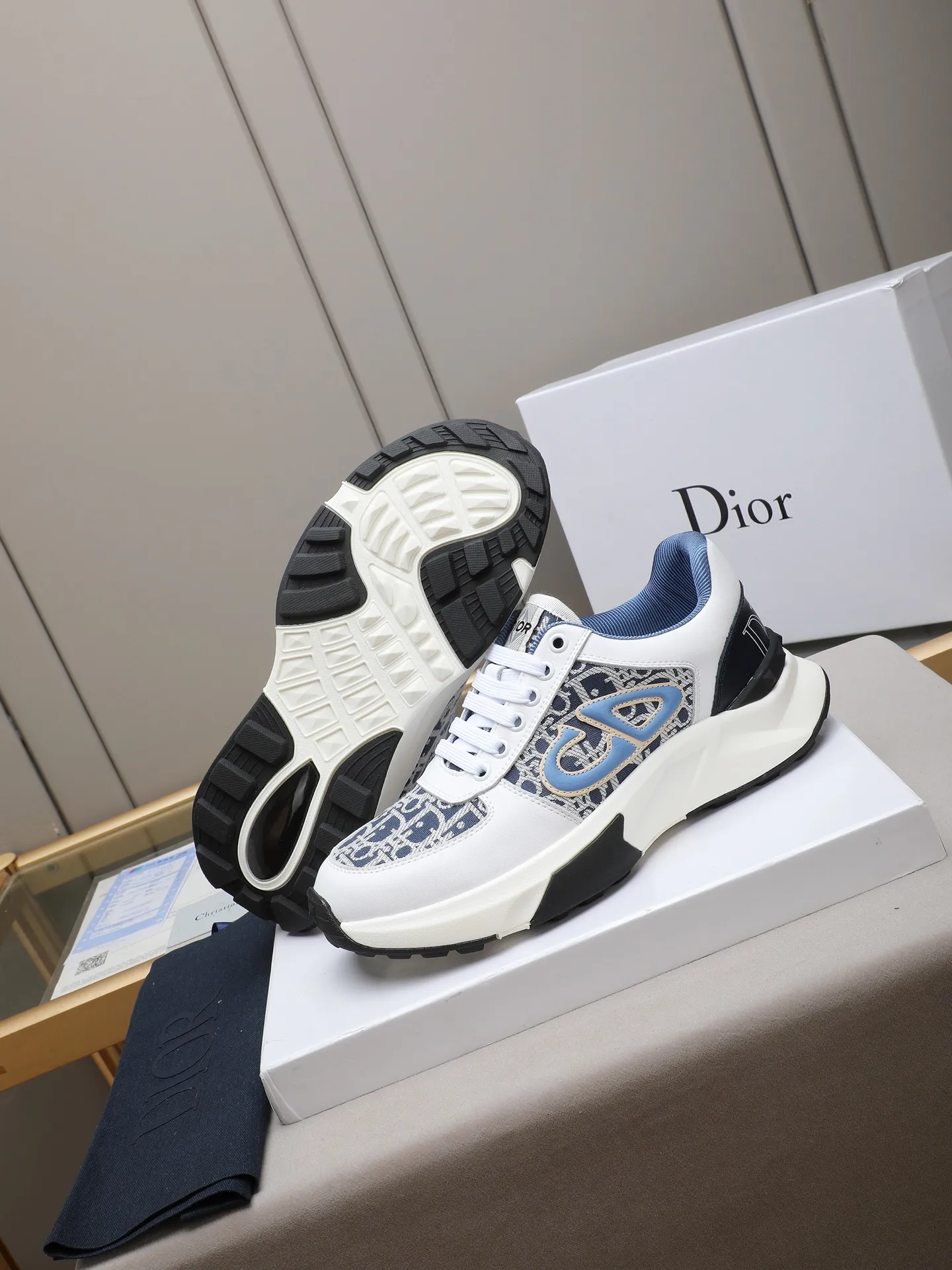 🆕🆕🆕Men's Shoes💰P440 Dior's avant-garde and versatile fashionable men's shoes are privately modeled, calfskin stitched with Dior's special waterproof fabric, fashionable, simple, stylish, eye-catching and classy. It will subvert old ideas and be a must-have for fashionistas who want to spend time with you! Must keep it for yourself! High and comfortable but low, high-end quality workmanship. Code number: 38-44 (45 customized) 4 colors for your choice [kiss][kiss][kiss]